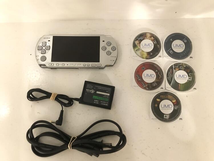 PSP 3000 SILVER + 1GB MEMORY STICK + 5 GAMES (used)