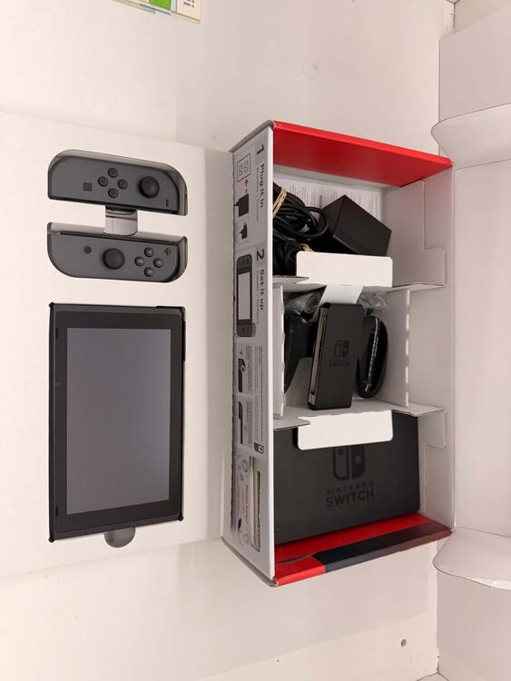 NINTENDO SWITCH MODEL 2 GREY (WITH BOX) (usagé)