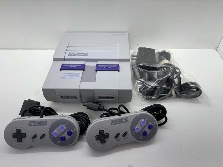 SUPER NINTENDO ENTERTAINMENT SYSTEM + 2 CONTROLLER
