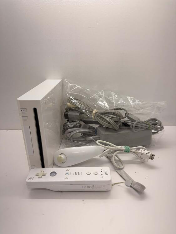 NINTENDO WII MODEL 1 WHITE + 1 REMOTE + 1 NUNCHUK (used)