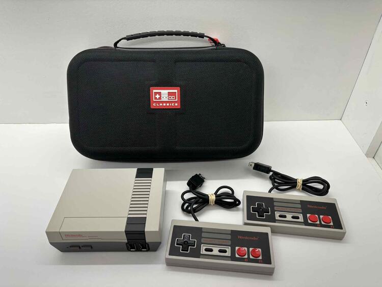 NINTENDO NES CLASSIC EDITION - 2 CONTROLLERS + TRAVEL CASE + 2 EXTENSION CABLE (usagé)