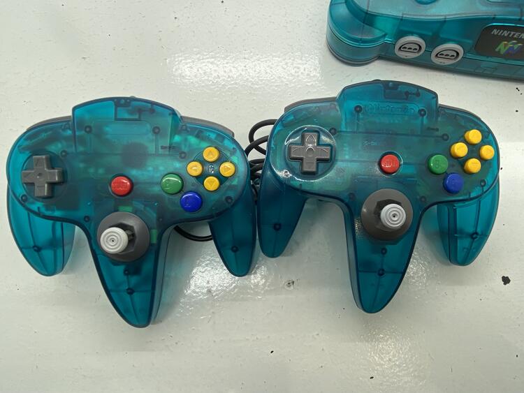 NINTENDO 64 FUNTASTIC ICE BLUE + 1 NINTENDO CONTROLLER + 1 JOBBER CONTROLLER (usagé)
