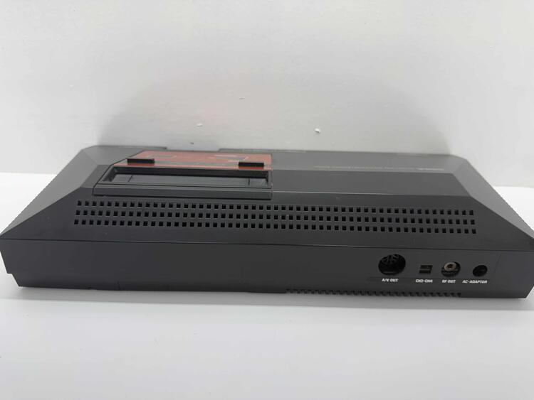 SEGA MASTER SYSTEM MODEL 1 + 3 CONTROLLER + LIGHT PHASER GUN + 4 GAMES (usagé)