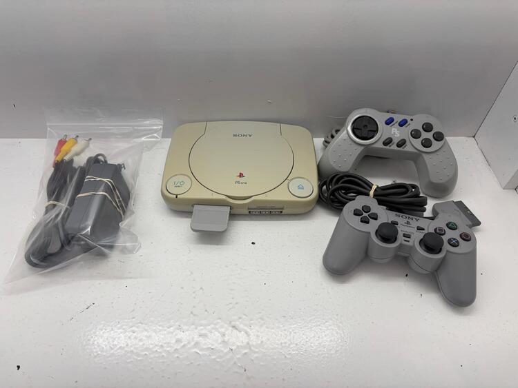 PLAYSTATION 1 MODEL 2 + 2 CONTROLLER (used)