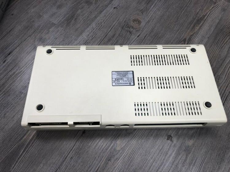 COMMODORE VIC-20 (WITH BOX)