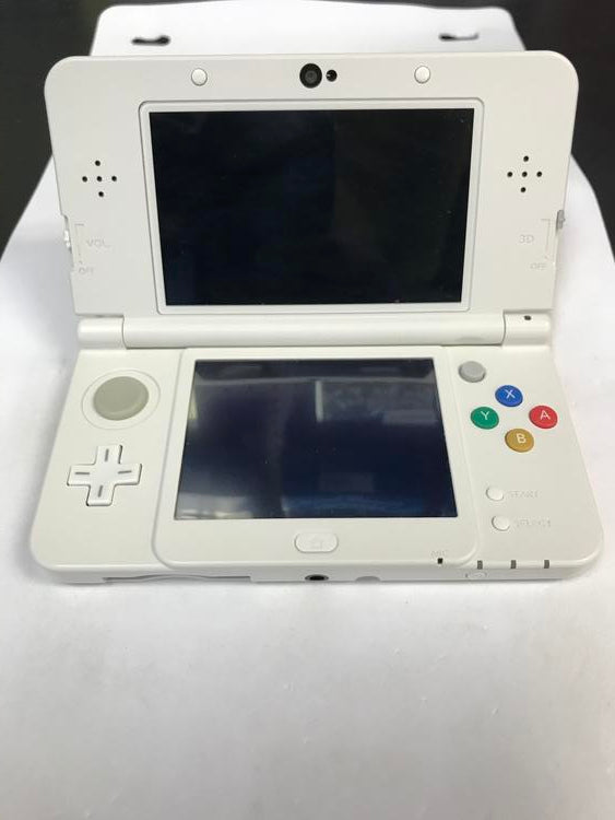 NEW NINTENDO 3DS WHITE WITH CHARIZARD PLATE COVER (WITH BOX)