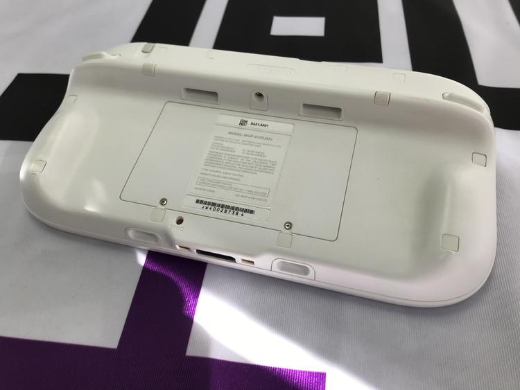 NINTENDO WIIU WHITE BASIC - 8GB (WITH BOX)