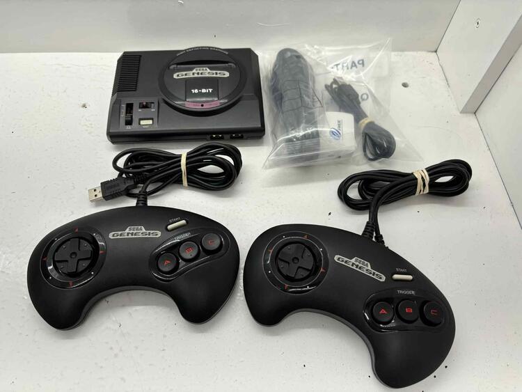 SEGA GENESIS MINI CONSOLE + 2 CONTROLLERS (CONSOLE PIRATÉ AVEC 110 JEUX) ** VOIR PHOTO (usagé)