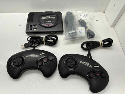 SEGA GENESIS MINI CONSOLE + 2 CONTROLLERS (CONSOLE PIRATÉ AVEC 110 JEUX) ** VOIR PHOTO (usagé)