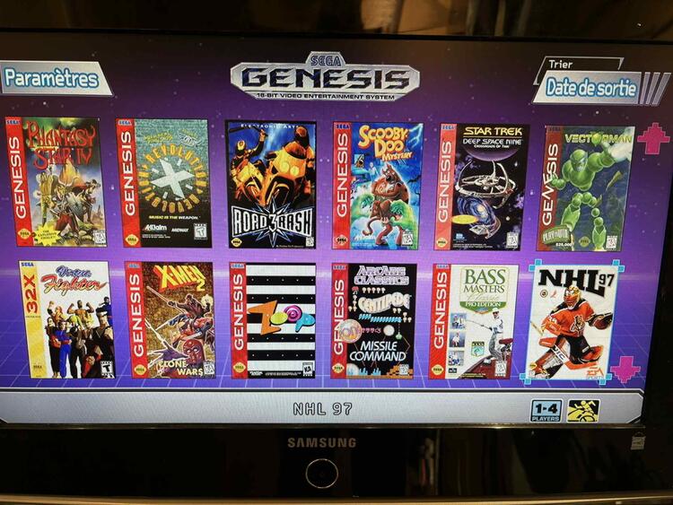 SEGA GENESIS MINI CONSOLE + 2 CONTROLLERS (CONSOLE PIRATÉ AVEC 110 JEUX) ** VOIR PHOTO (usagé)