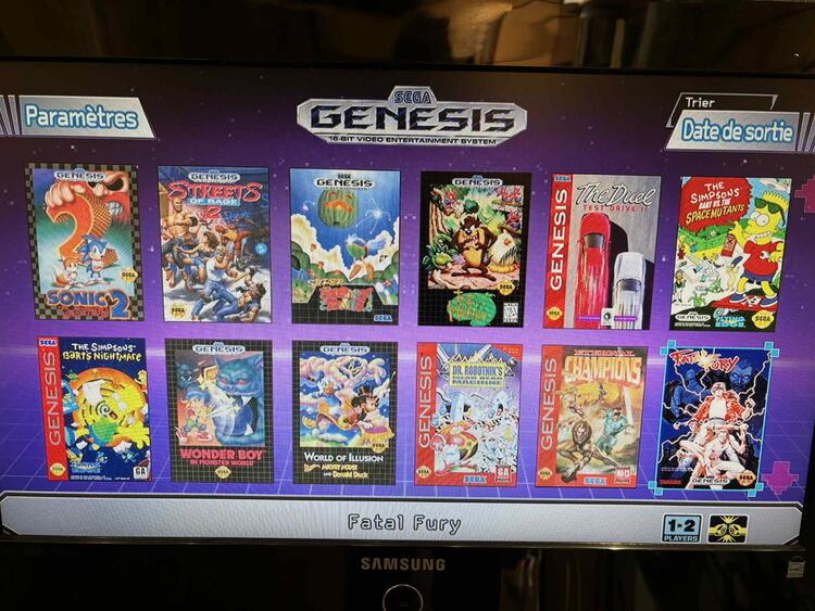 SEGA GENESIS MINI CONSOLE + 2 CONTROLLERS (CONSOLE PIRATÉ AVEC 110 JEUX) ** VOIR PHOTO (usagé)