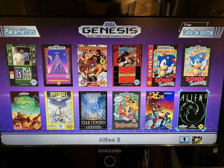 SEGA GENESIS MINI CONSOLE + 2 CONTROLLERS (CONSOLE PIRATÉ AVEC 110 JEUX) ** VOIR PHOTO (usagé)