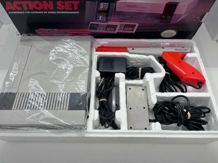 NINTENDO ENTERTAINMENT SYSTEM ACTION SET (COMPLETE IN BOX) (used)