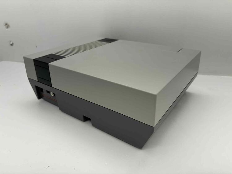 NINTENDO ENTERTAINMENT SYSTEM CONTROL DECK (COMPLETE IN BOX) (used)