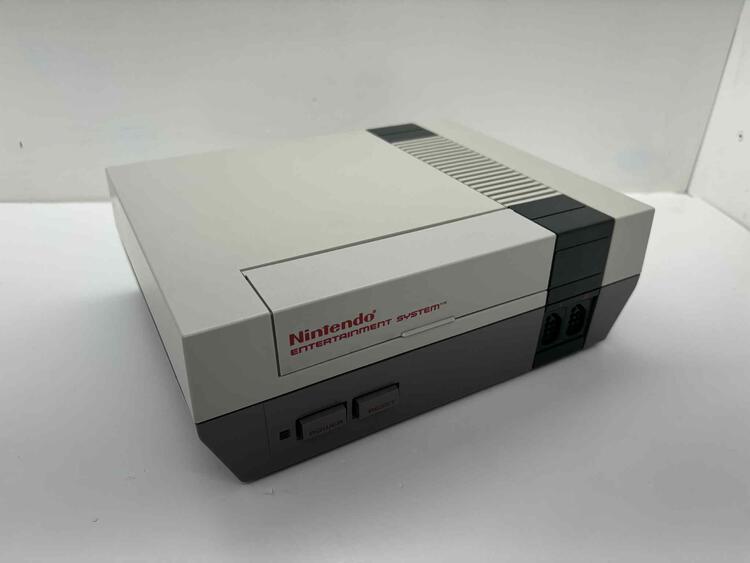 NINTENDO ENTERTAINMENT SYSTEM CONTROL DECK (COMPLETE IN BOX) (used)