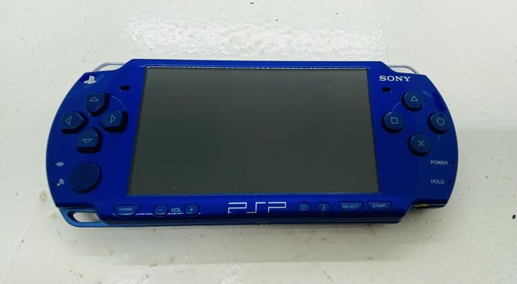 PSP 2001 BLUE + CASE + 1GB MEMORY STICK + 5 GAMES