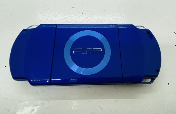 PSP 2001 BLUE + CASE + 1GB MEMORY STICK + 5 GAMES (usagé)