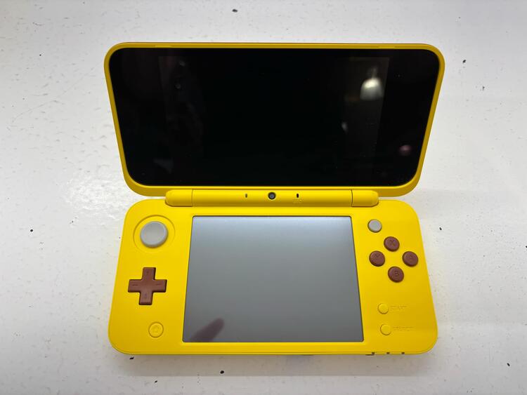 NEW NINTENDO 2DS XL PIKACHU EDITION (WITH BOX) (usagé)