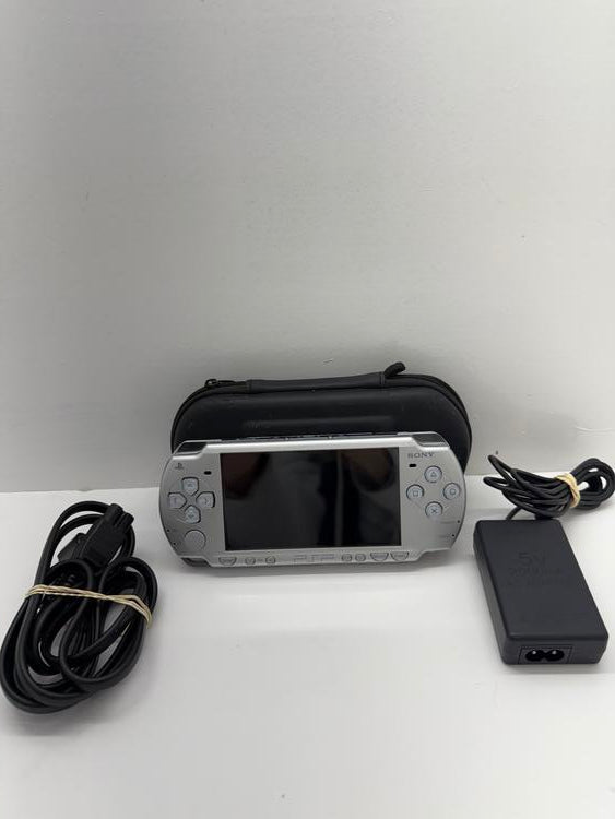 PSP 2001 SILVER + 1GB MEMORY CARD + CASE (usagé)
