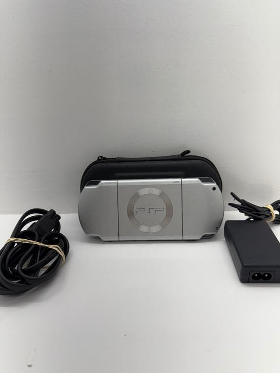 PSP 2001 SILVER + 1GB MEMORY CARD + CASE (usagé)