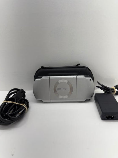 PSP 2001 SILVER + 1GB MEMORY CARD + CASE (usagé)