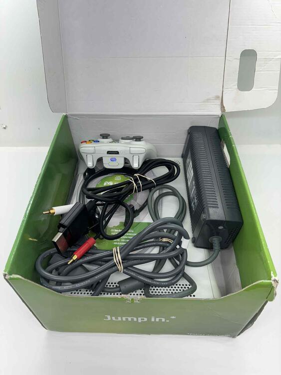 XBOX 360 MODEL 1 WHITE - 60 GB + 1 CONTROLLER + 5 GAMES (ROCK BAND STICKER)