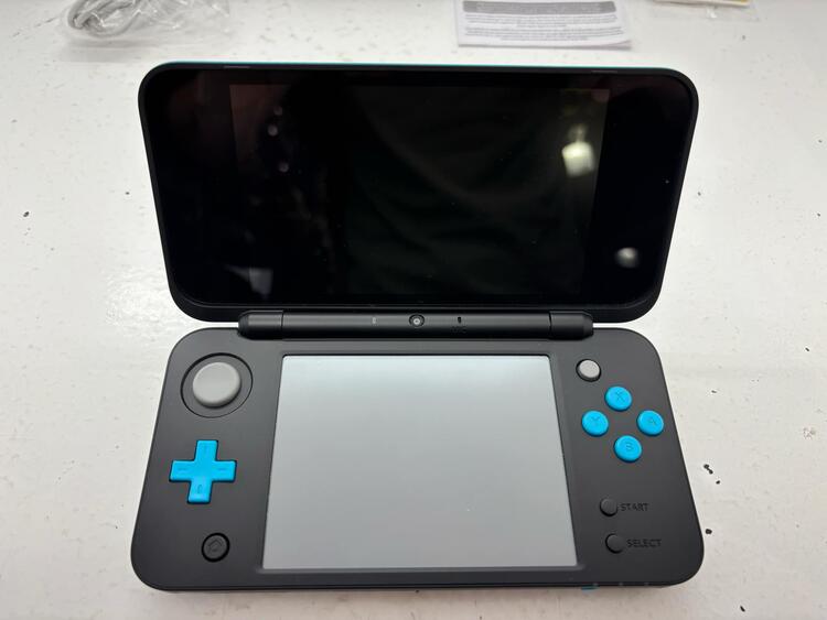 NEW NINTENDO 2DS XL TURQUOISE & BLACK (COMPLETE IN BOX / NO MARIO KART GAME) (used)