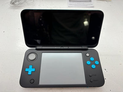 NEW NINTENDO 2DS XL TURQUOISE & BLACK (COMPLETE IN BOX / NO MARIO KART GAME) (used)