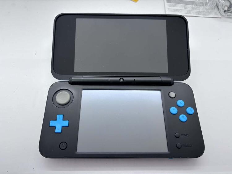 NEW NINTENDO 2DS XL TURQUOISE & BLACK (COMPLETE IN BOX / NO MARIO KART GAME) (used)