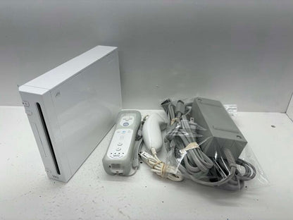 NINTENDO WII MODEL 1 WHITE + 1 REMOTE + 1 NUNCHUK (used)