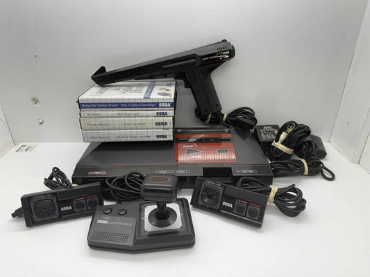 SEGA MASTER SYSTEM MODEL 1 + 3 CONTROLLER + LIGHT PHASER GUN + 4 GAMES