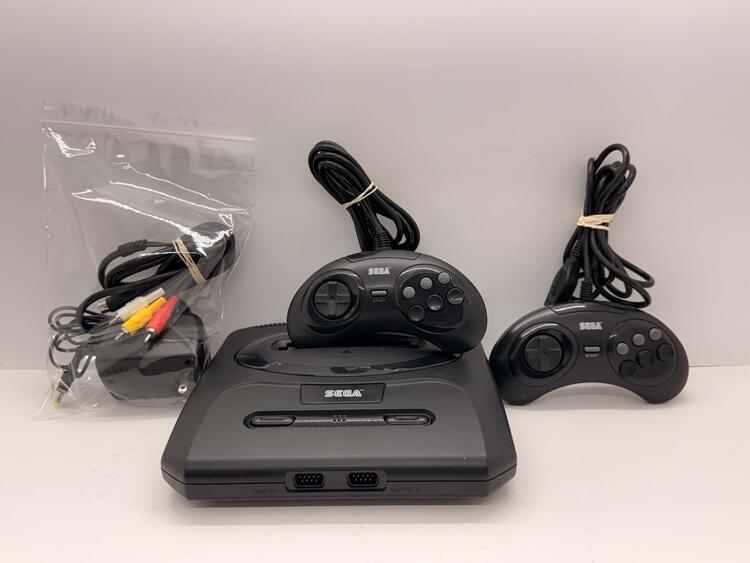 SEGA GENESIS MODEL 2 + 2 CONTROLLERS (usagé)