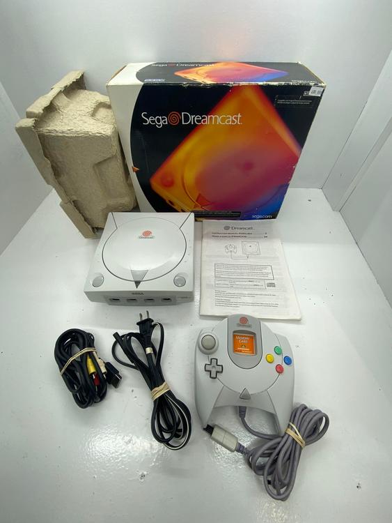SEGA DREAMCAST WHITE (COMPLETE IN BOX) (used)