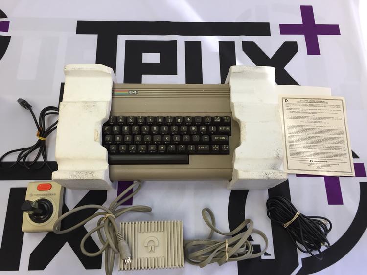 COMMODORE 64 (WITH BOX) (used)